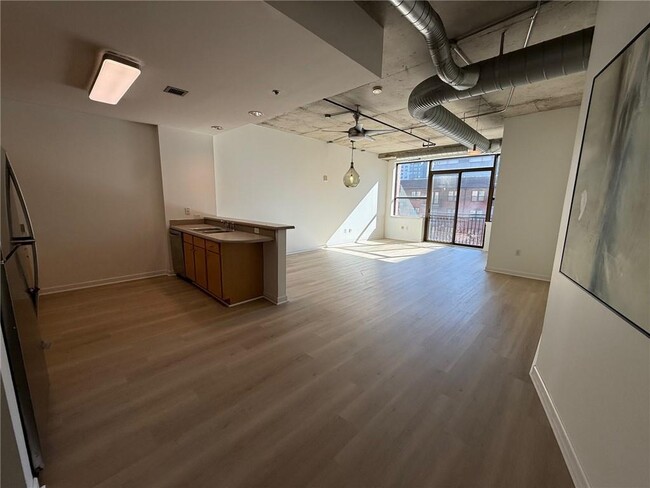 Building Photo - 115 W Peachtree Pl NW