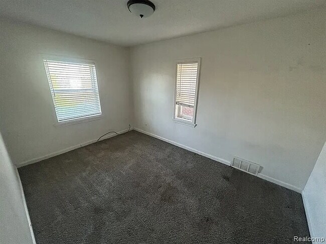 Building Photo - ELEGANT APT HOME