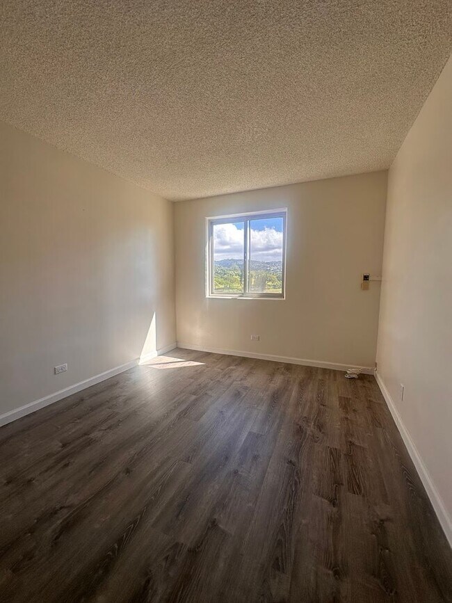 Building Photo - MOANALUA CURTIS #1208