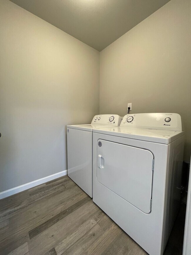 Building Photo - Exquisite 3-Bedroom Home with Modern Elegance and Scenic Views!