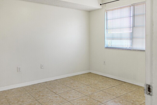 Building Photo - 5065 Wiles Rd