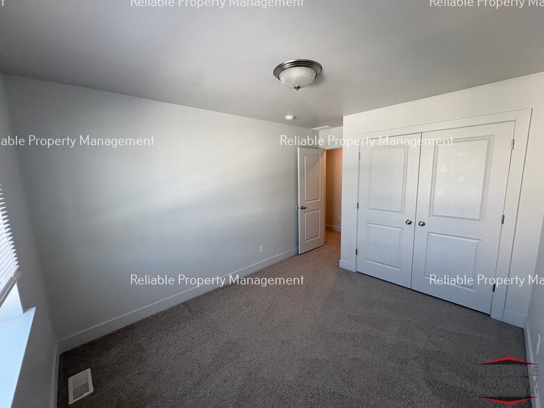 Building Photo - 156 S Emery Ln