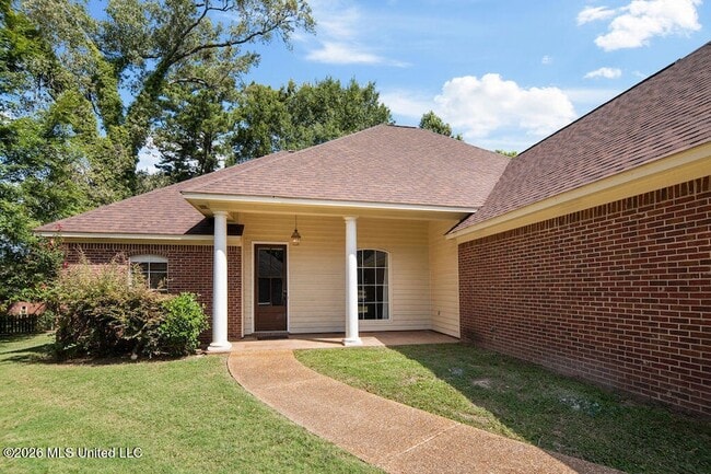Building Photo - 102 Avery Forest