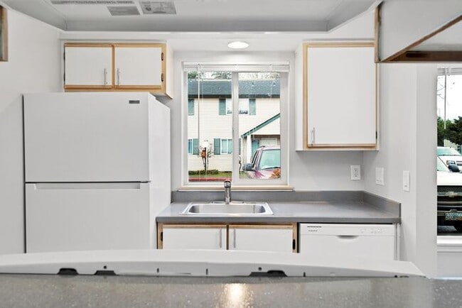 Building Photo - INCREDIBLE 2-bed/1.5bath Town House! $500 ...