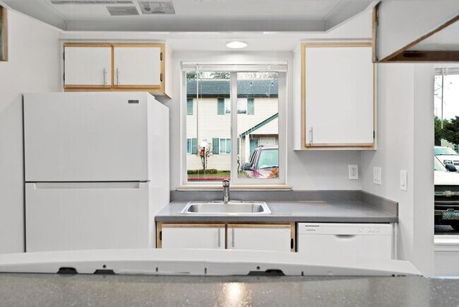 Building Photo - INCREDIBLE 2-bed/1.5bath Town House! Get i...