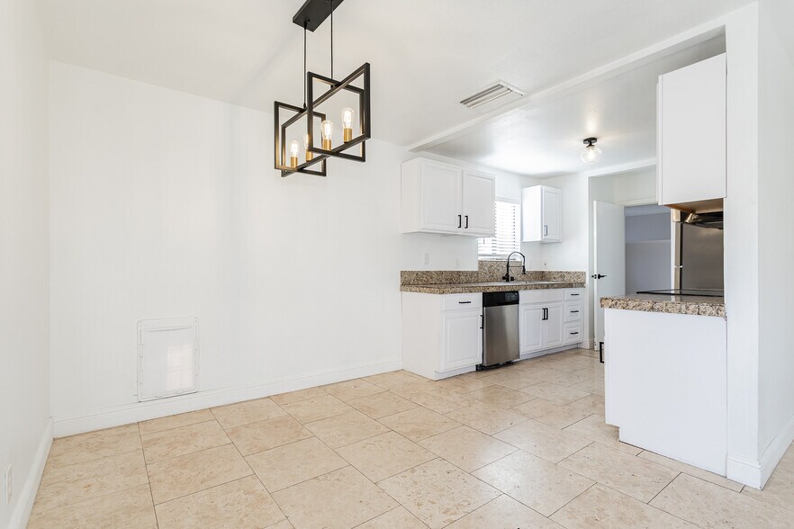 Dining Room unfurnished - 3112 La Mesa Dr