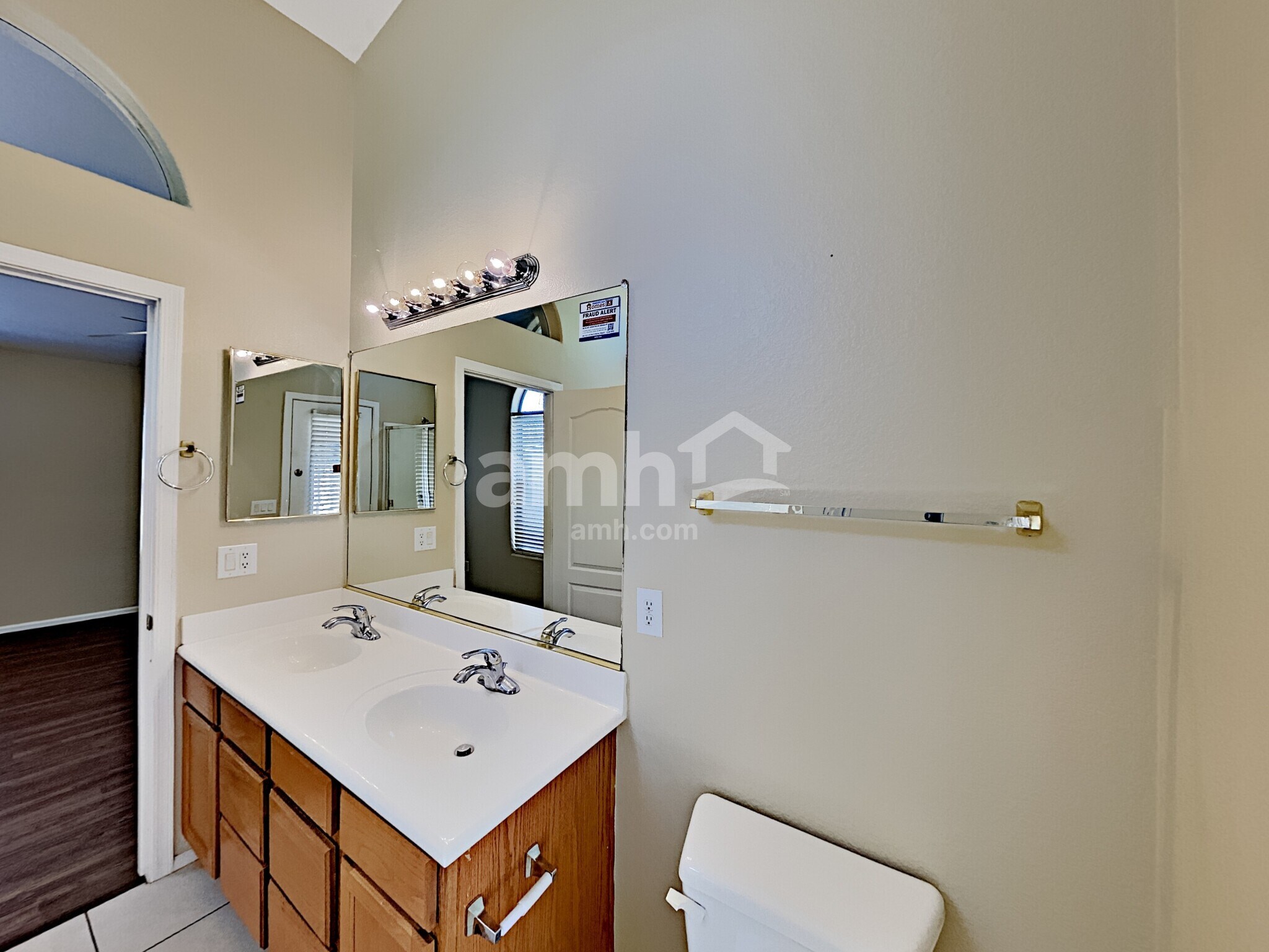 Building Photo - 7909 S 45th Ln