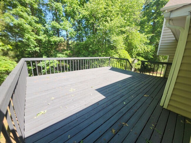 Building Photo - 3-Bedroom, 2.5-Bath Home in Desirable Lith...