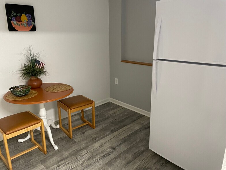 Building Photo - 4 S Gay Dr