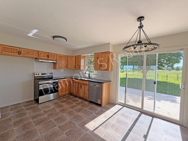 Building Photo - 5 Acres!! Country Home with Shop Building & Spacious Yard Available!