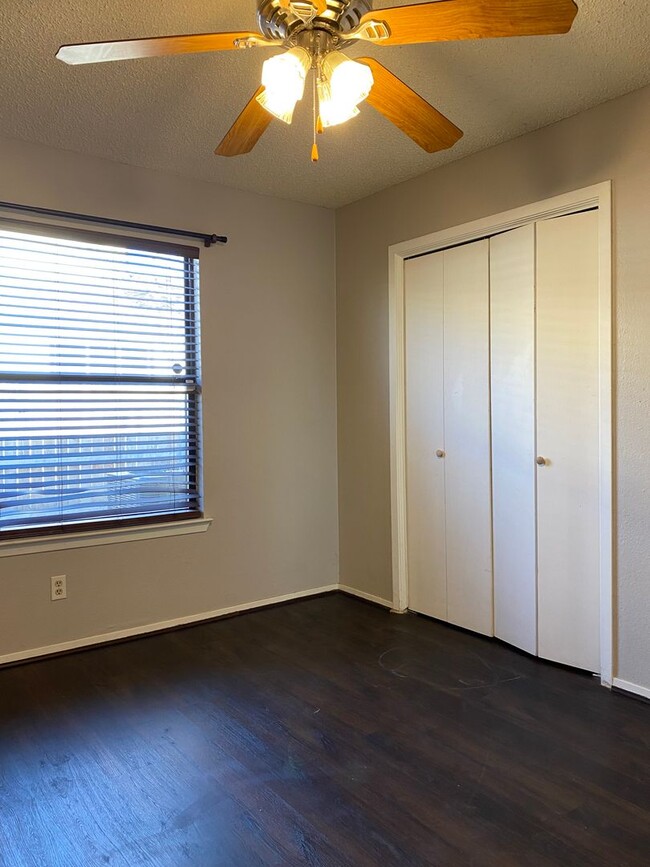 Building Photo - SPACIOUS 3 bedroom 2 bath Townhome COMING SOON!