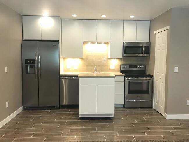 Building Photo - Top Floor Studio In The Wimbledon Condos! Ideal Location!