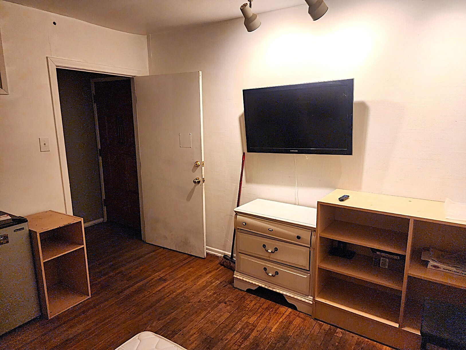 TV AND STREAMING - 939 Palms Blvd