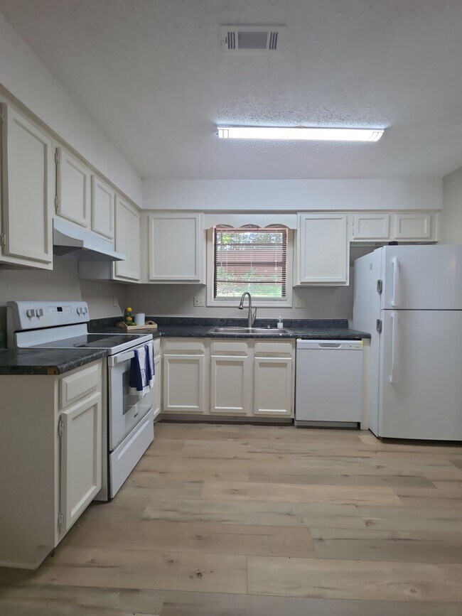 Building Photo - 3711 Conger Rd SW