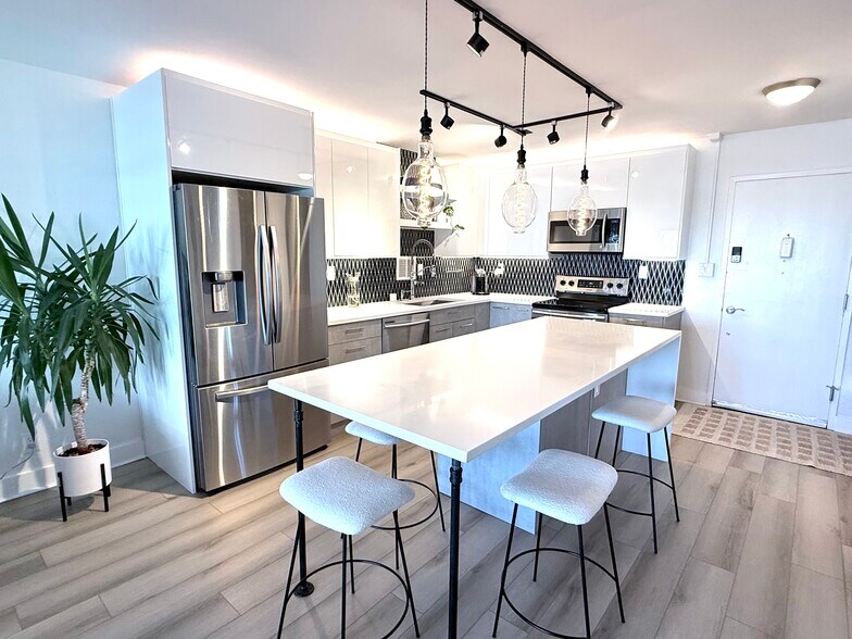 Primary Photo - 1121 Albion St