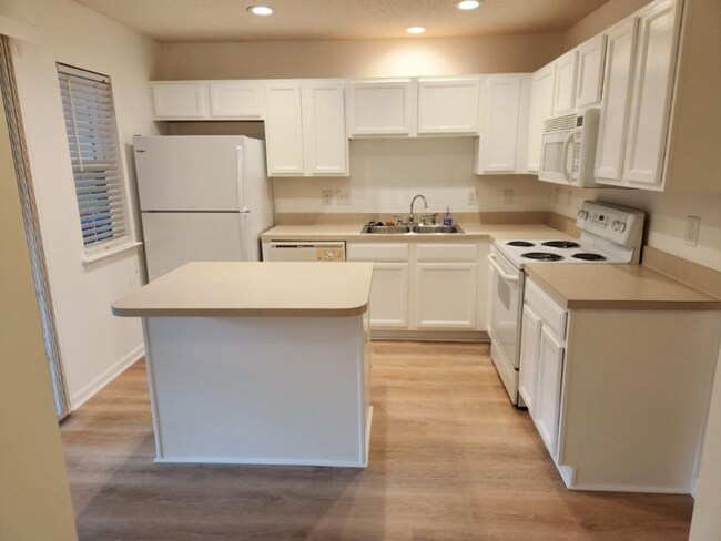 Building Photo - 7989 Shadow Oak Dr