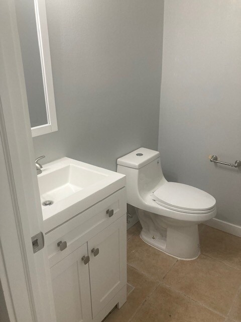 1/2Bath - 6402 Royal Woods Dr