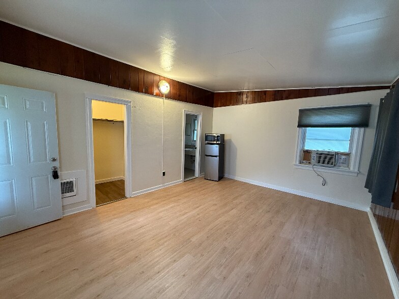 Building Photo - 3121 Oak Grove Dr