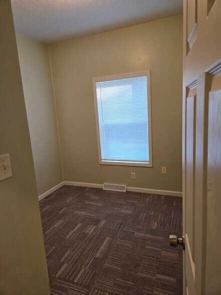 Building Photo - 818 Lasalle Dr