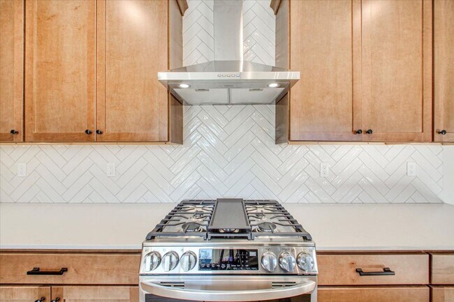 Building Photo - Luxury Townhome in the Heart of Eagle — 3 Beds + 3 Baths + Premium Amenities