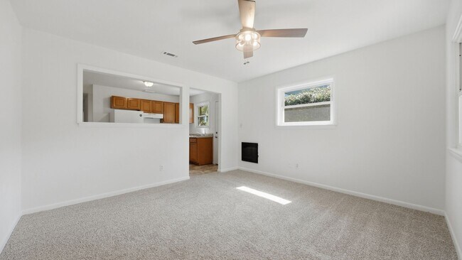 Building Photo - Great 2 bedroom close to UTC!