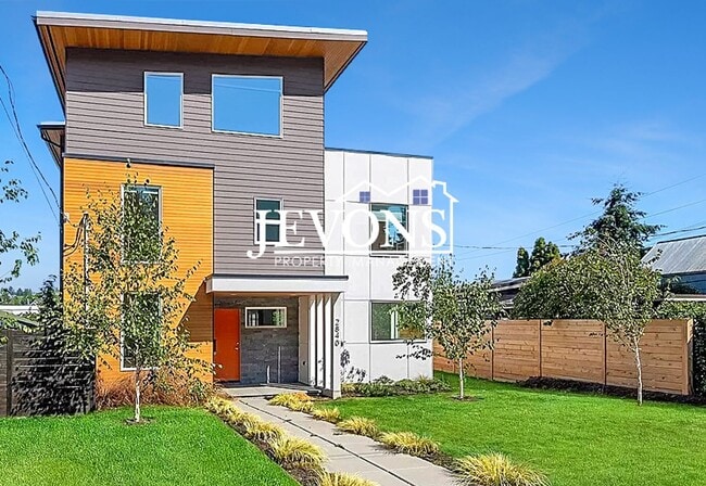 Building Photo - Luxury single-family home with inclusive water, sewer, and garbage