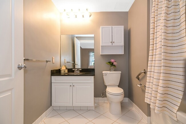 Building Photo - 614 Pond St