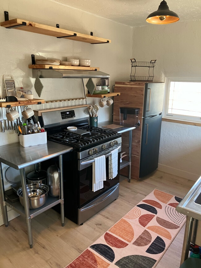 Building Photo - 912 7th St NW