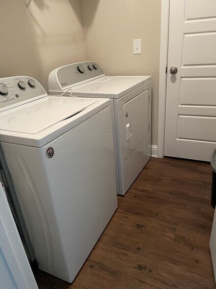 Building Photo - 6891 Spaniel Dr