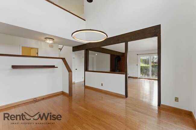 Building Photo - 6845 Thornhill Dr