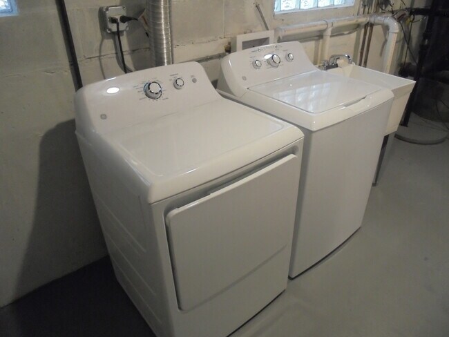 Building Photo - 7609 W 63rd Pl