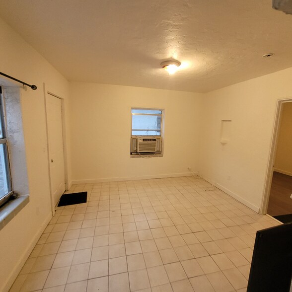 Building Photo - 1068 NW 31st St