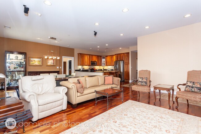 Building Photo - 4953 Oakton St