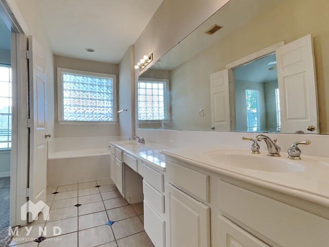 Building Photo - 1127 Enclave Square E