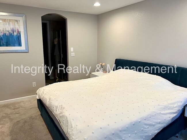 Building Photo - 5 Bed/4 Bath, 2,553 Sqft -1259 N Washingto...