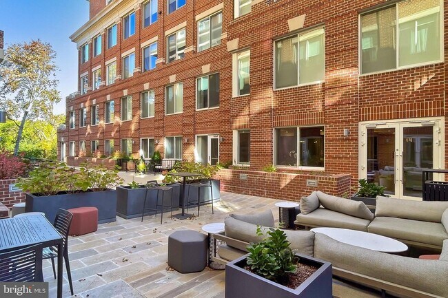 Building Photo - 635 Slaters Ln