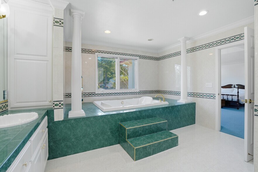 Building Photo - 544 Sunset Way