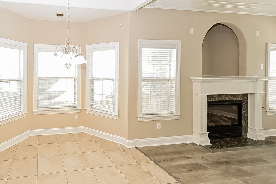 Building Photo - 3045 Roseleigh Dr