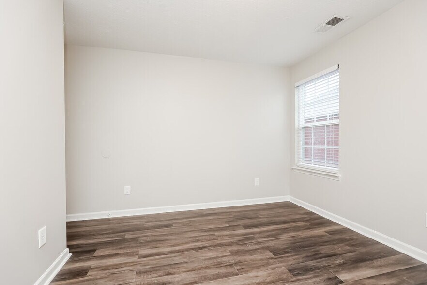 Building Photo - 321 Birchclay Point N