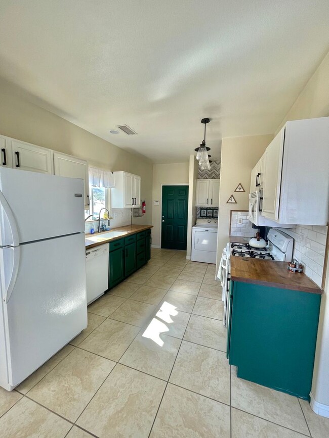 Building Photo - 3 Bedroom 2 Bathroom Home, Conveniently Lo...