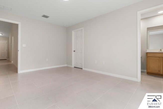 Building Photo - LIKE NEW 3/2/1 TOWNHOUSE IN BEAUTIFUL SEMINOLE WOODS