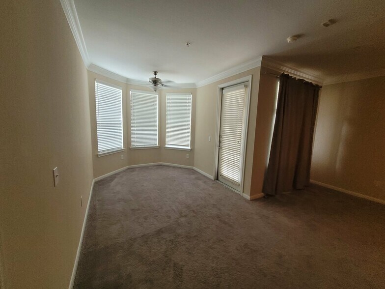 Dining area and door to outdoor balcony - 7575 Kirby Dr