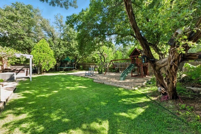Building Photo - 9281 Scenic Bluff Dr