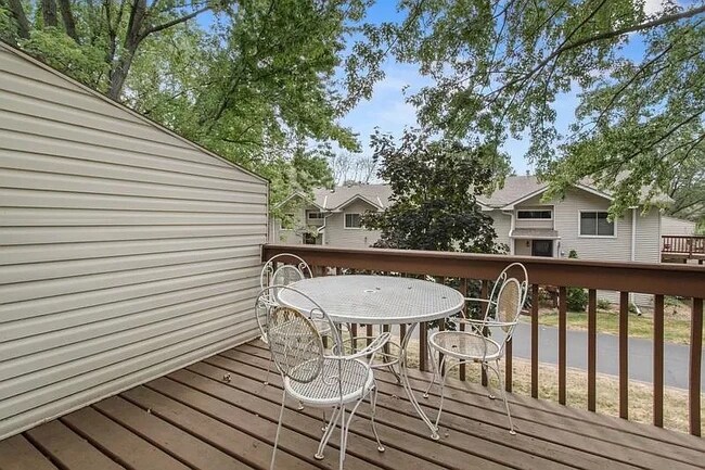 Building Photo - 5 Golden Oak Dr