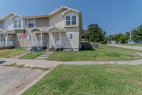 Building Photo - Newly updated townhome!