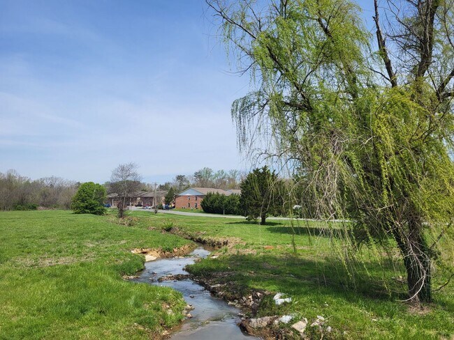 Building Photo - Now Leasing: 2 Bedroom Apartment in Maryvi...