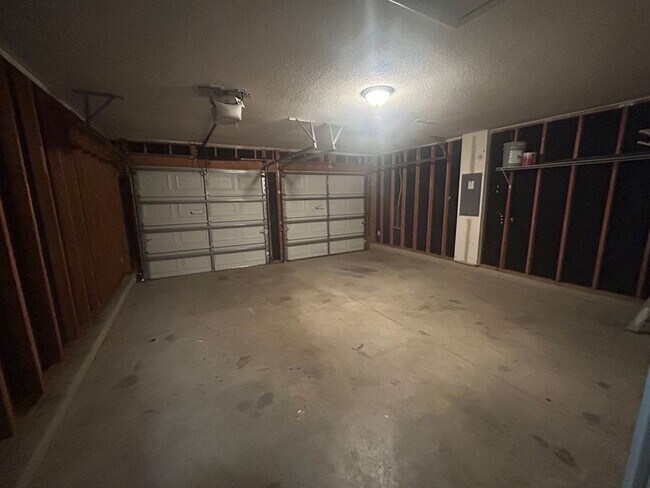 Building Photo - Excellent 3BD/2BA Ranch Home in quiet subd...