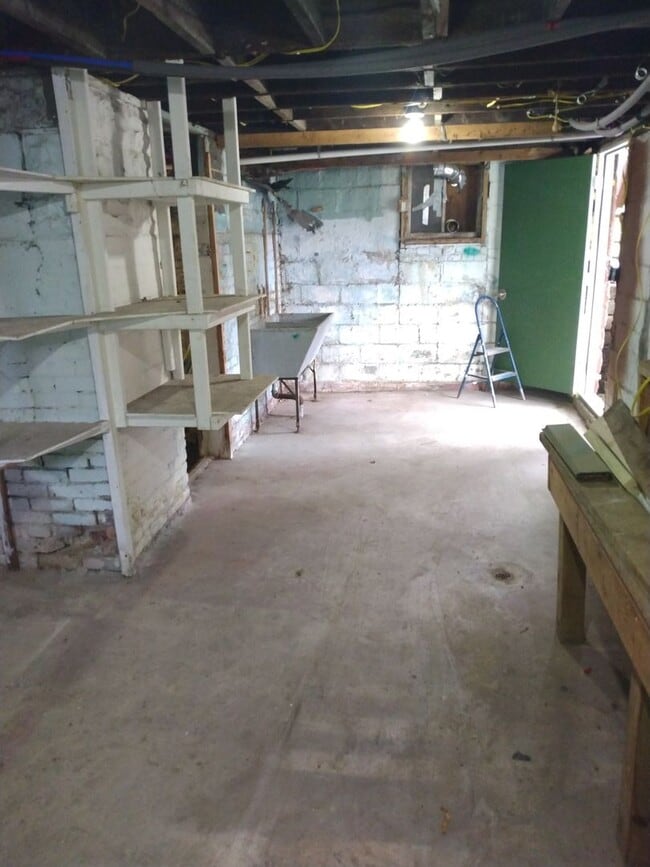 Building Photo - Spacious 2 Bedroom 1 Bathroom