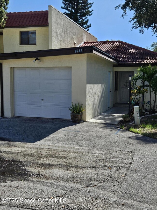 Primary Photo - 8742 Lantana Ct