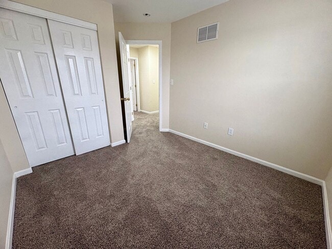 Building Photo - 3 Bedroom 2.5 Bathroom in York!